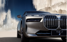 创新纯电动BMW i7携全新BMW 7系家族成员陆续到店，首批车主将获限量版艺术版画882