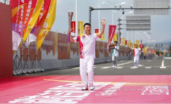 【新闻稿】银河L7、领克09护航奔“甬”向前  吉利淦家阅担当第100棒亚运火炬手315